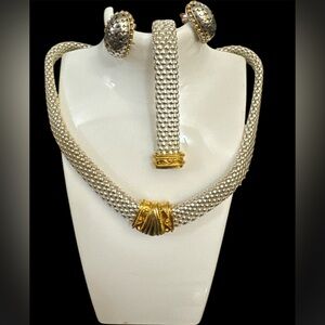 Beautiful Vintage 1999 AVON Silver Set
Eye-catching magnetic mesh.